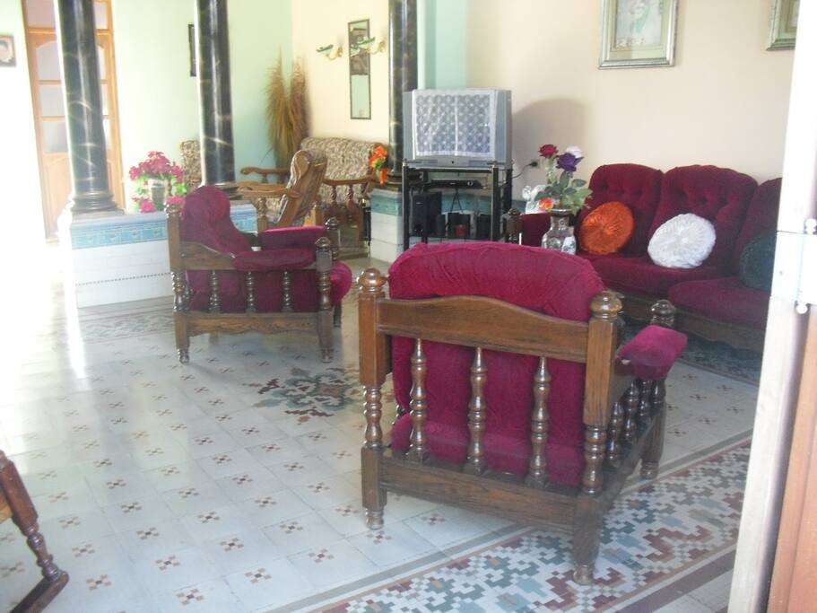 La casa conserva sus pisos originales y las columnas de mármol negro / The house retains its original floors and the black marble columns