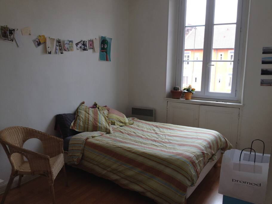 Chambre avec vrai lit deux places