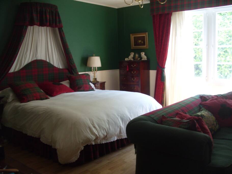 Chambre à coucher avec coin salon