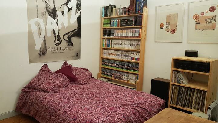 卧室2.明亮、宽敞，配有一张大工作台。 可以将电脑或手机连接到hifi频道。 大型漫画和漫画图书馆。