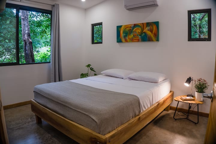 卧室宽敞，配有标准双人床、空调和风扇，以防您喜欢自然通风。 