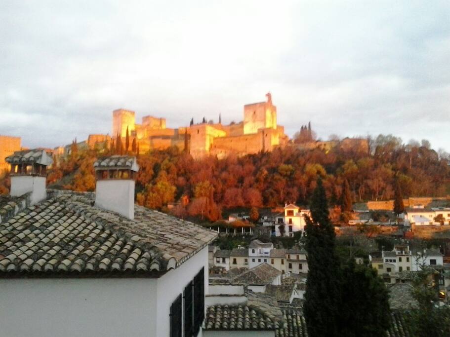 la vista desde el balcon de la habitacion de arriba.aún por acabar