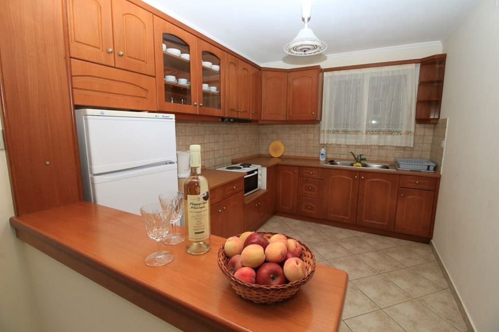The house has a large kitchen with fridge, oven, kettle and all the things you may need for a comfortable stay such as dishes, glasses etc.
La casa ha una grande cucina con frigorifero, forno, bollitore e tutte le cose che si potrebbe aver bisogno per un soggiorno confortevole, come piatti, bicchieri ecc.