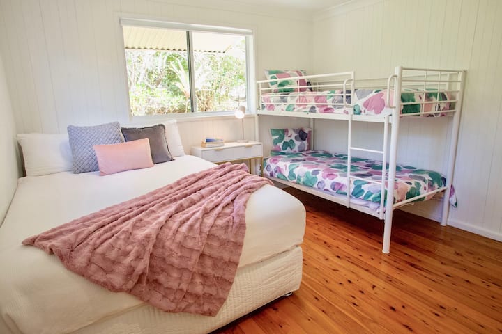 Dormitorio 2, cama tamaño queen de lujo, 2 literas individuales, con capacidad para 4 personas.  Ventilador de techo y calentador para los meses más fríos.