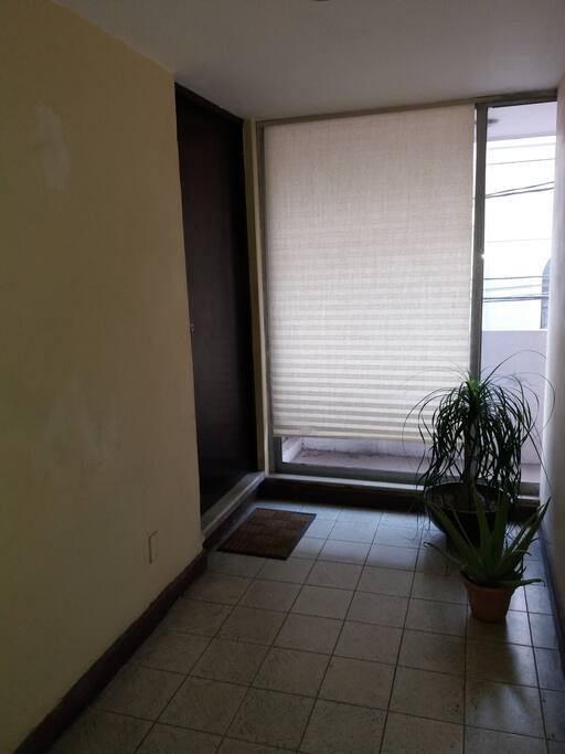 Entrada hacia el acceso a las escaleras que te llevan al departamento