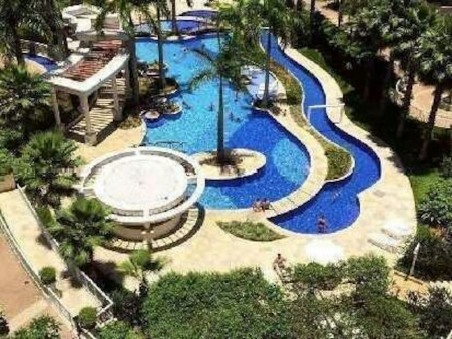 Vista superior do Parque Aquático, com 3 piscinas, deck molhado, e toboágua.