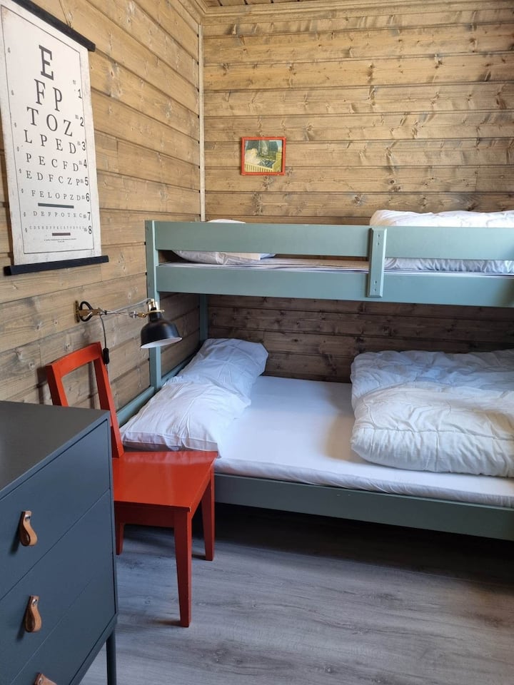 Dormitorio con litera familiar en el primer piso