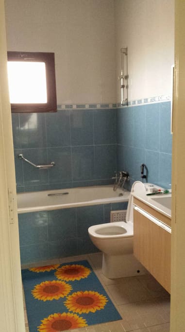Salle de bain complète dans la chambre lit king