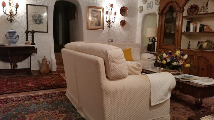 sebule iliyo na ukumbi upande wa kushoto ambapo kuna vyumba 2 vya kulala vyenye bafu