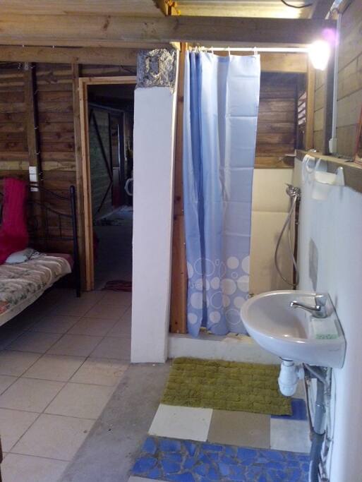 Douche et lavabo