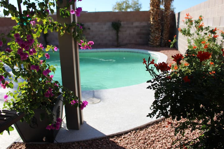 Atelier House, king bed, 8 min from Strip/stadium