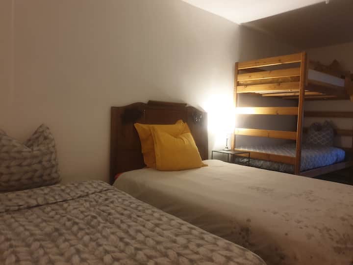 Chumba cha familia cha ghorofa ya kwanza kilicho na kitanda cha watu wawili, kitanda cha mtu mmoja na kitanda cha ghorofa moja 