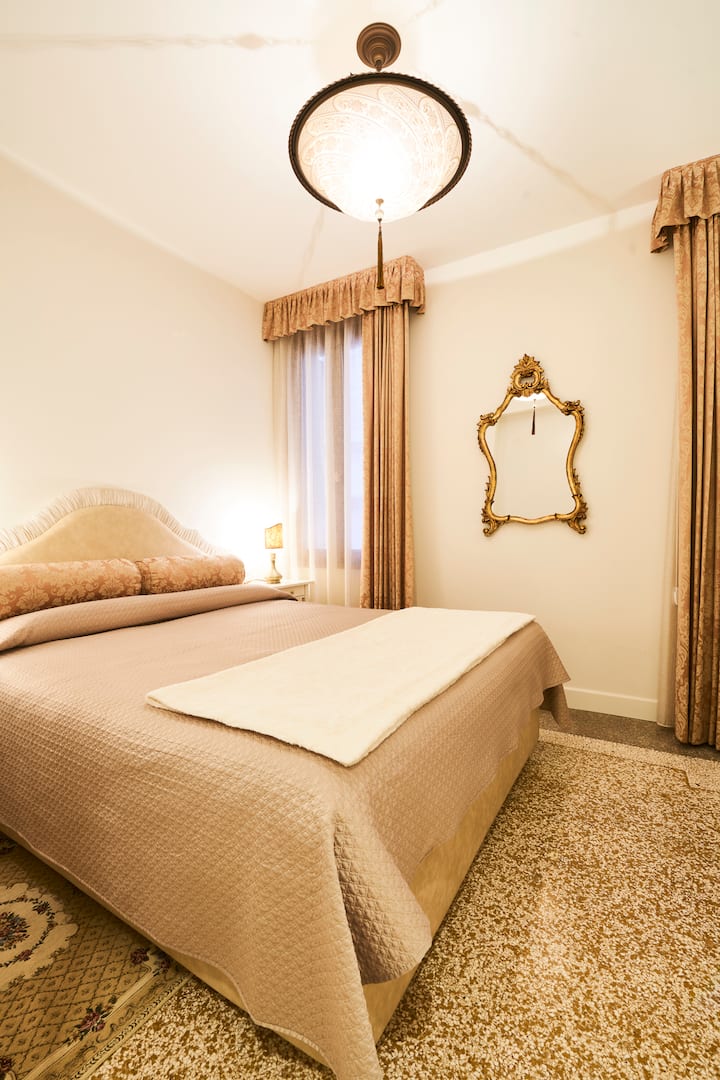 غرفة نوم مع مصباح فورتوني