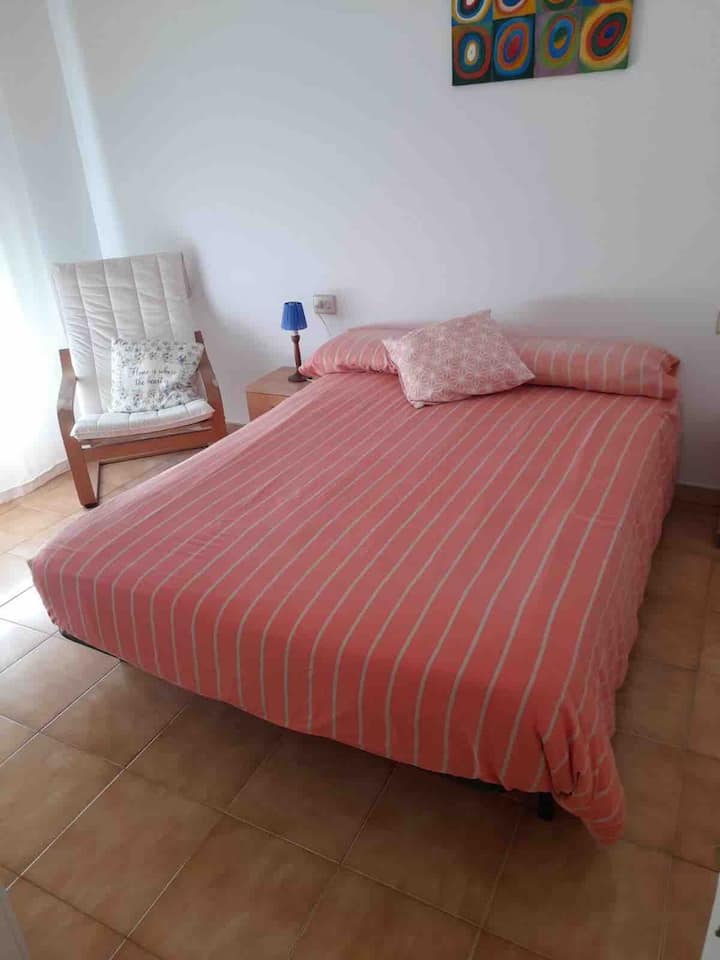 Ocean view room, bed of 150 with space for remote work.