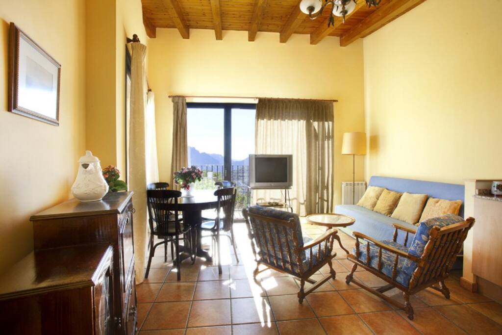 Comedor de casa ametller, con sofa cama para 2 personas. TV y Dvd.