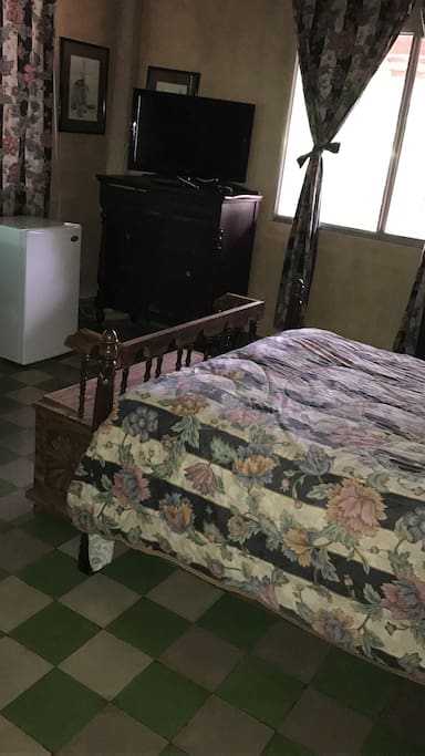 Quaint Antique Full Size bed