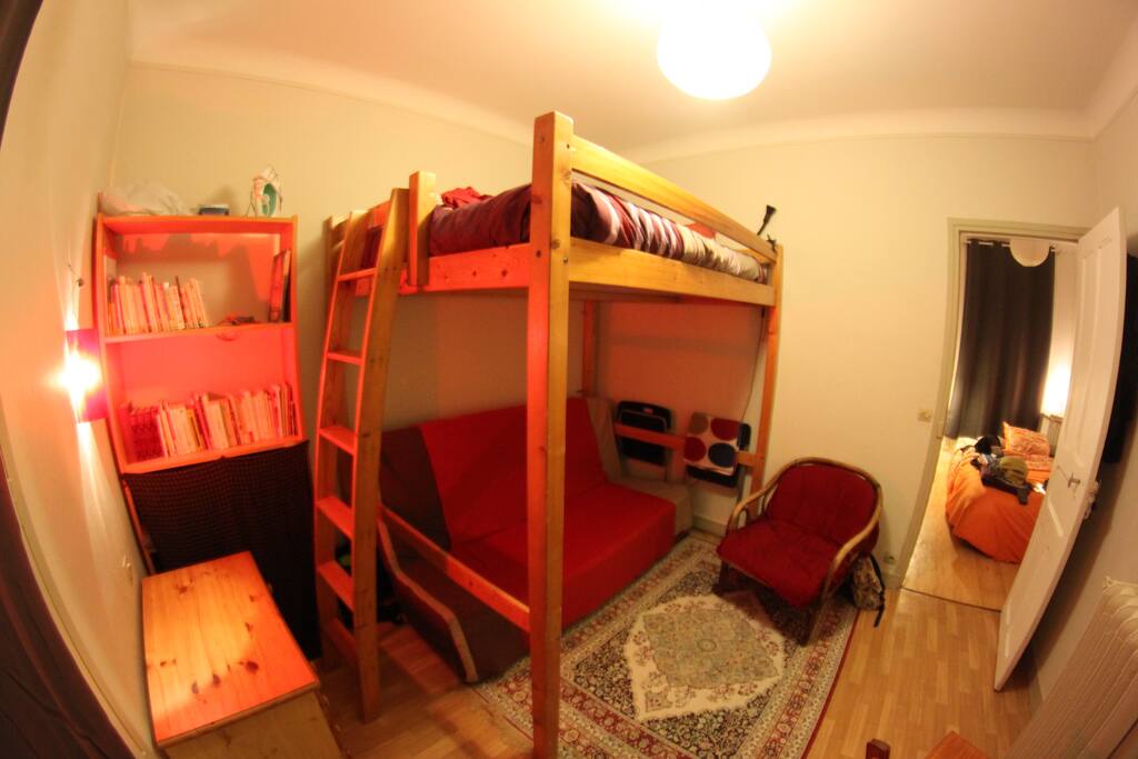 Chambre avec lit double mezzanine+ un canapé Clic-clac
