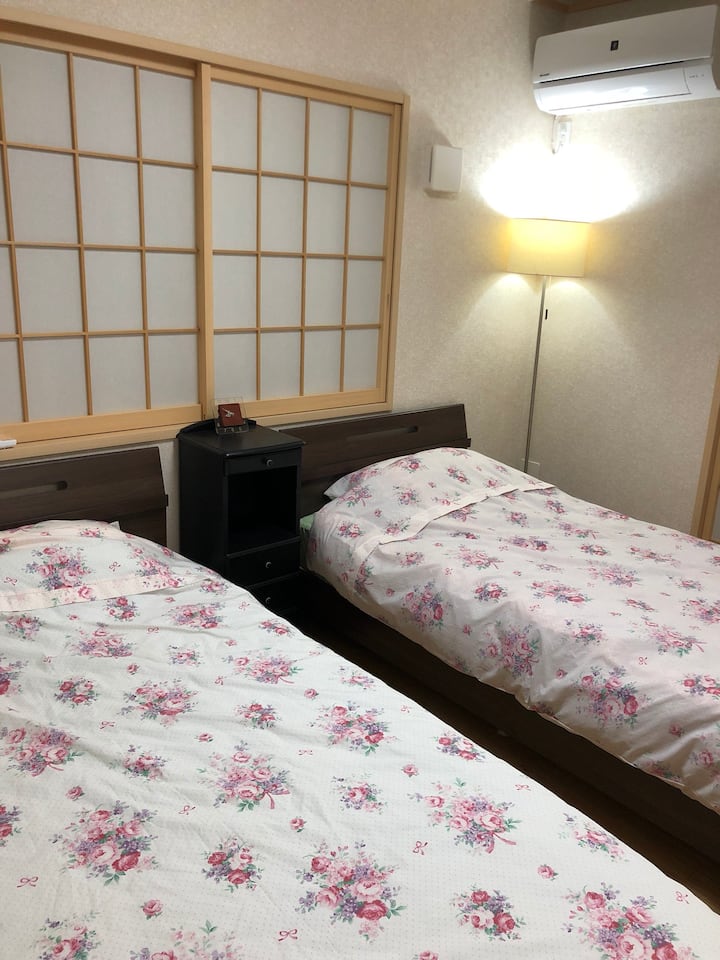 一楼的现代日式房间，2个单人床，可以增加一个地铺。