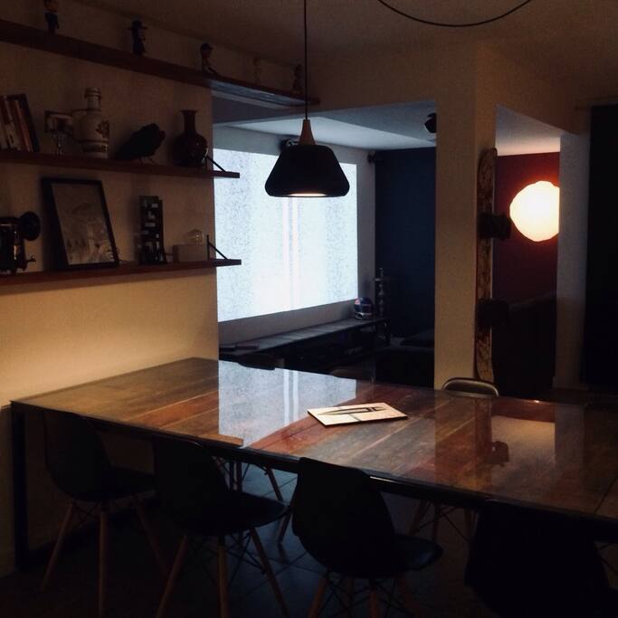 Vista da cozinha para TV (telão)