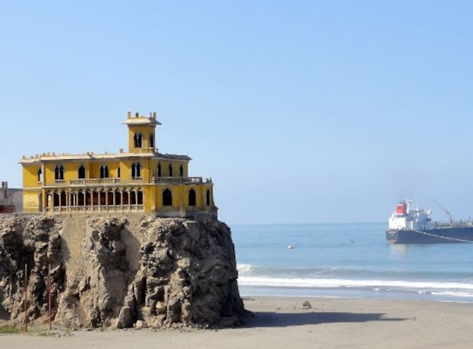 Castillo Forga sobre la primera playa.