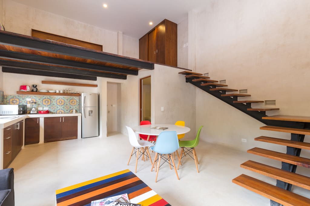 Escaleras a tapanco (Cuarto 2) / Stairs to bedroom 2.
