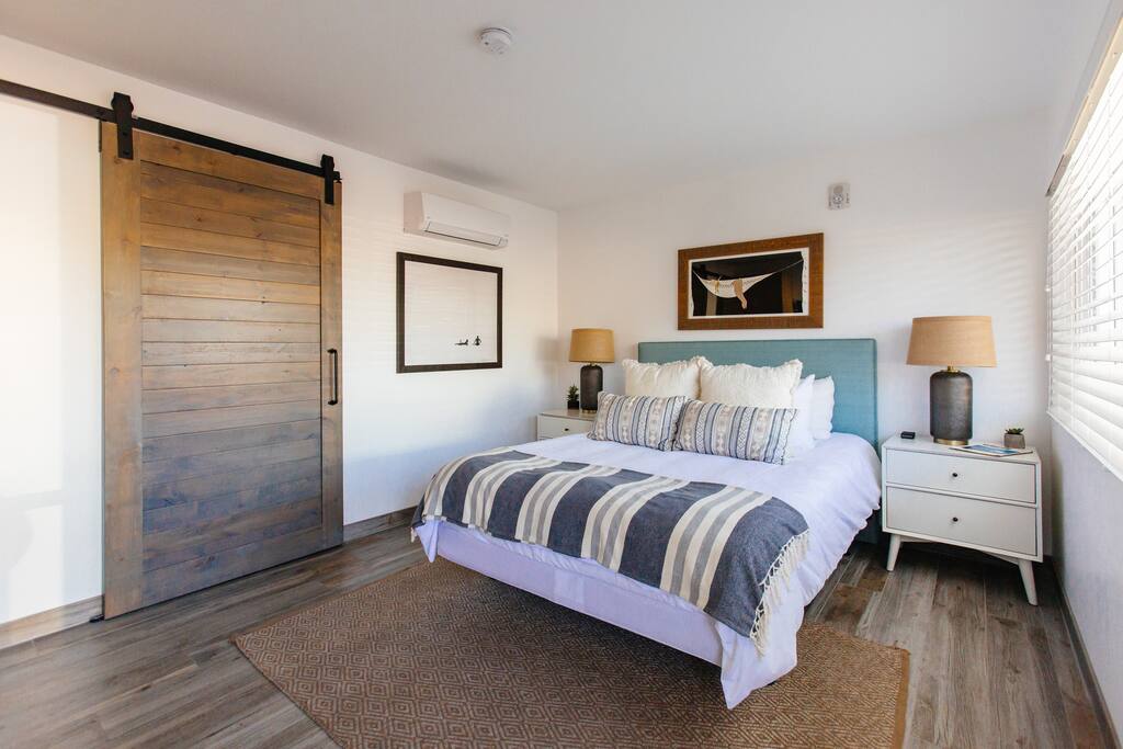 Moonlight features one queen sized bed.