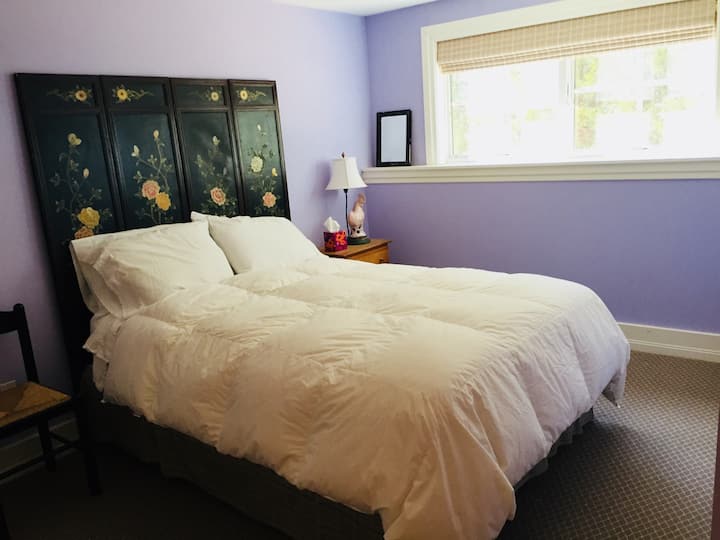 Das violette Zimmer verfügt über ein Queensize-Bett und …