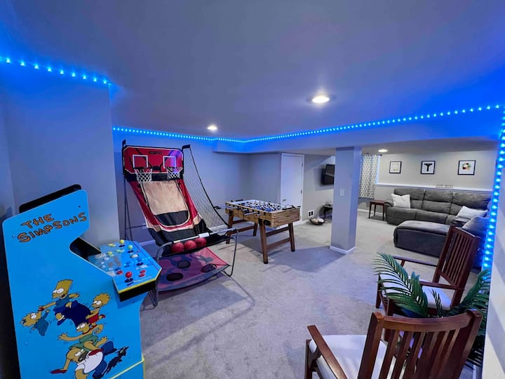 Sala de estar en la planta baja con sala de recreo: juegos de futbolín y arcade.