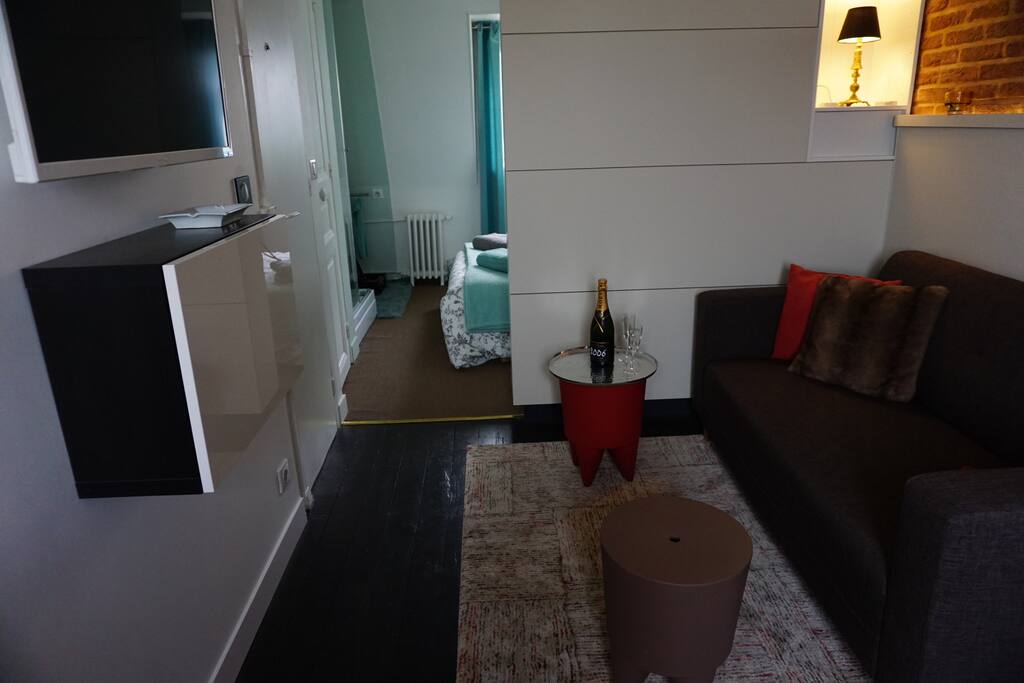 Living room, you can enjoy a drink while relaxing on the comfy couch