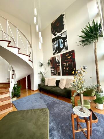 Fabulous architecture, location and design. gallery image 3