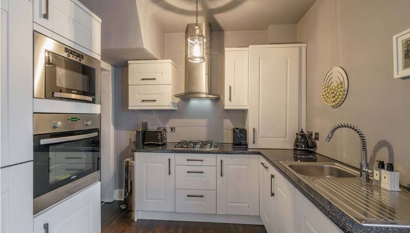 Traditional home near Edinburgh city centre gallery image 4