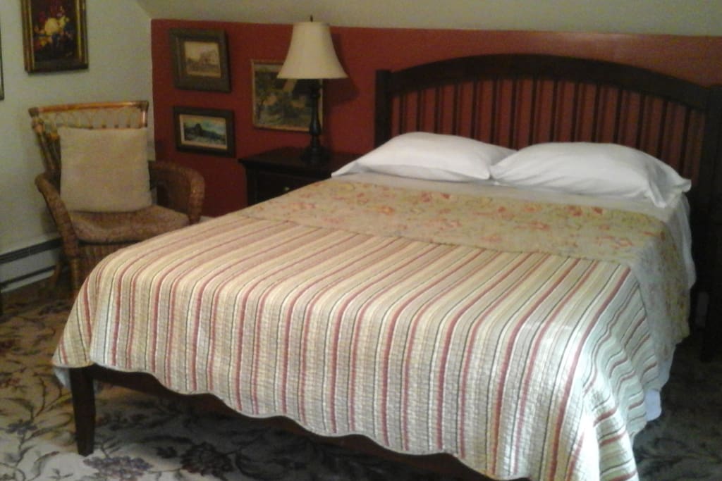 Bedroom, queen bed