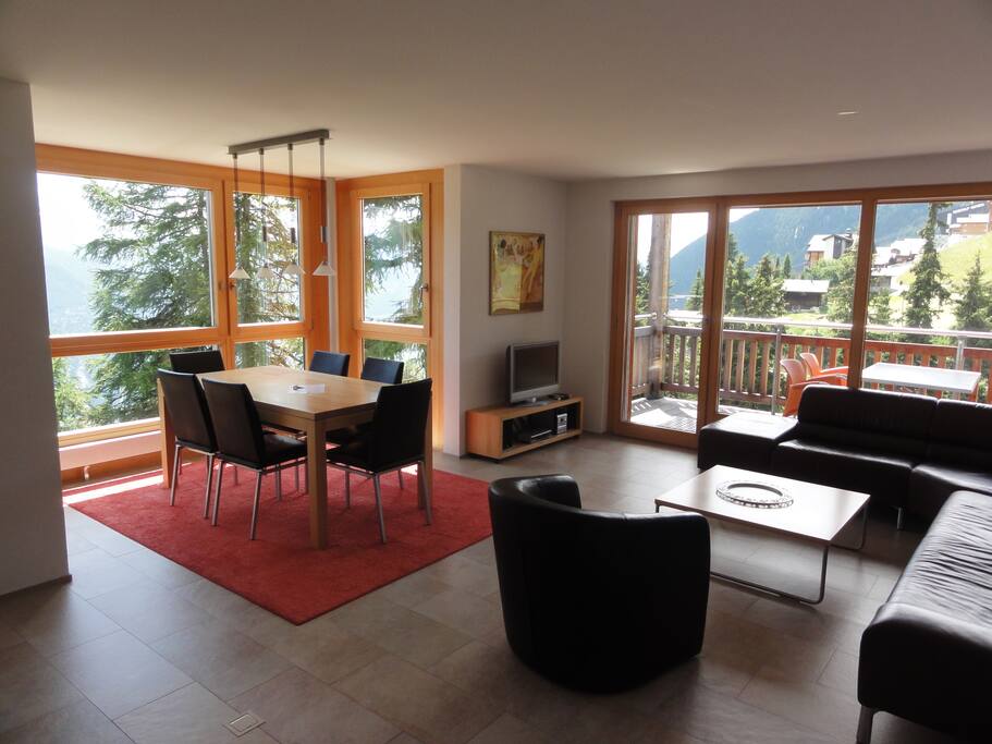 Wohnzimmer mit Küche bietet feinste Aussicht auf unsere Bergwelt.