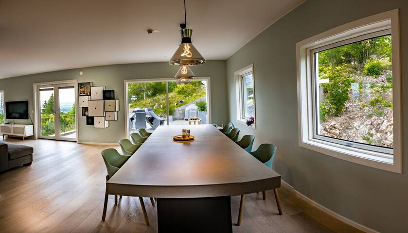 Centrally located house, 3 bedroom, excellent view gallery image 3