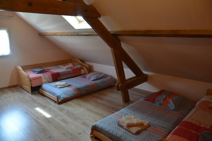Malý dom, izba s dvoma rozkladacími lôžkami, možnosť 4 lôžok v zásuvkách.