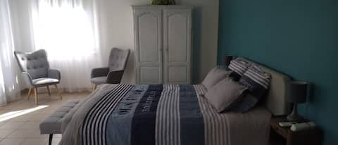 Spacious room in the middle of a wooded park