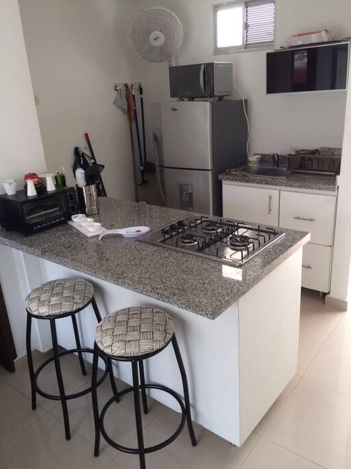Cocina abierta y meson en granito.
