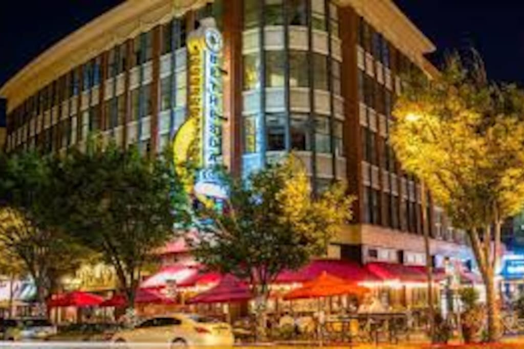 Walkable to all Bethesda restaurants, retail & entertainment