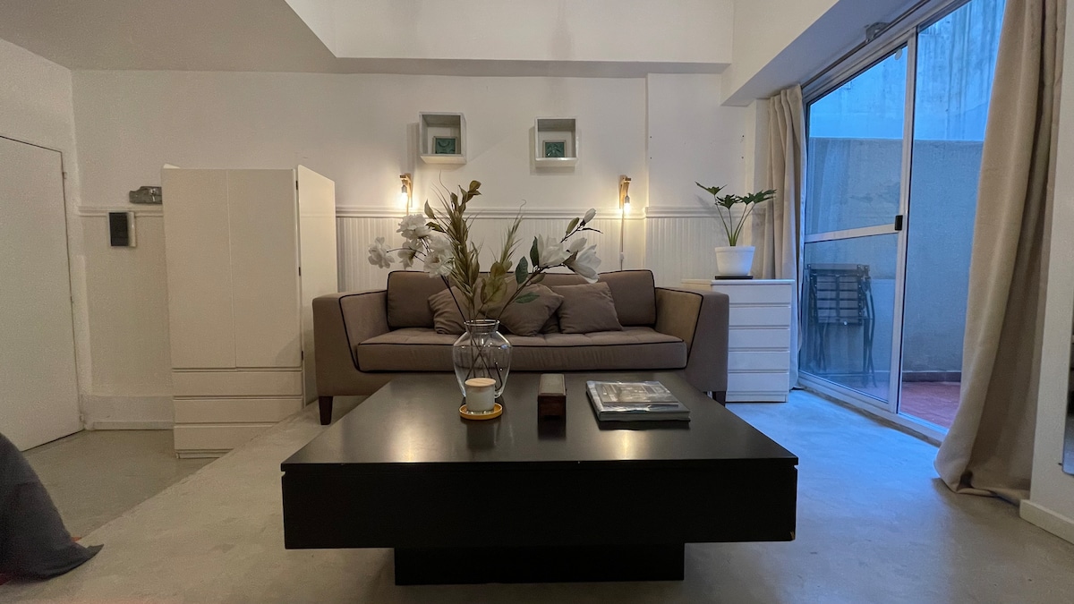 Monoambiente amoblado con patio en Palermo