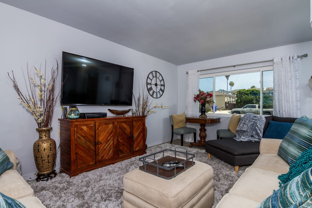 Relax in a plush living room - brand new smart TV with Netflix & full cable package