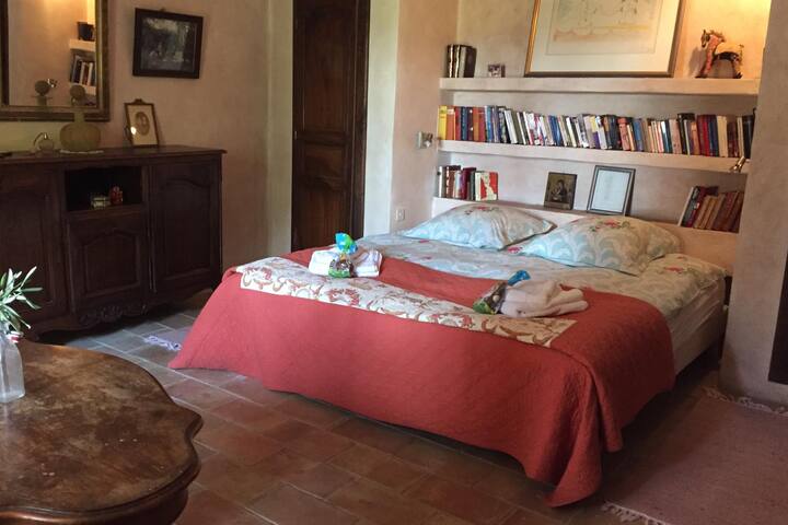 La chambre rose (ห้องนอน 4 - ใช้ห้องน้ำร่วมกับห้องนอน 3)