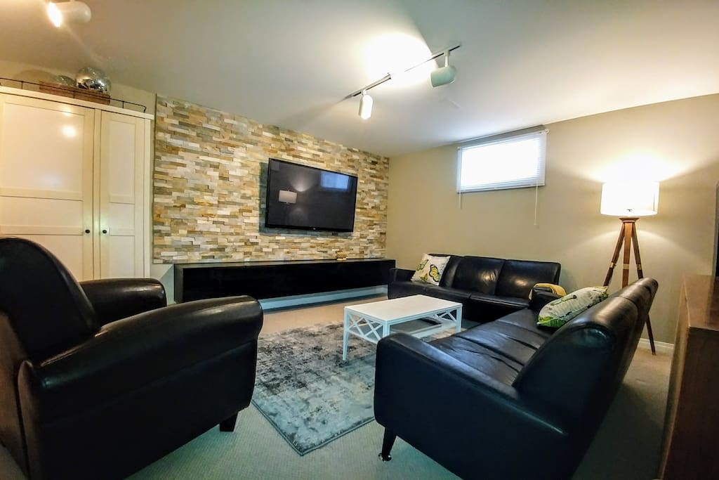 Wifi, comfortable seating, extra blankets & board games, Lounge area with flat screen tv, Google chrome cast so you can cast Netflix, Youtube or other compatible programs