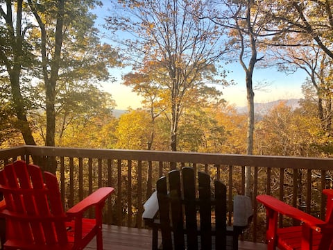 Top performing Airbnb: Treetop Escape Prime Location & Privacy in One in Boone