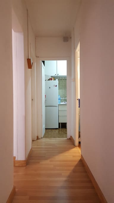 Pasillo hacia cocina y baño