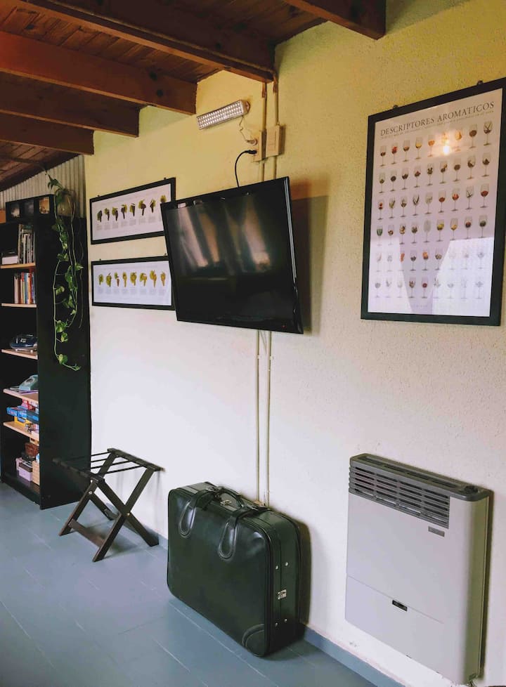 43"LED na mizigo racks kwa urahisi wa wageni wetu...maelezo kwamba pamper wewe...