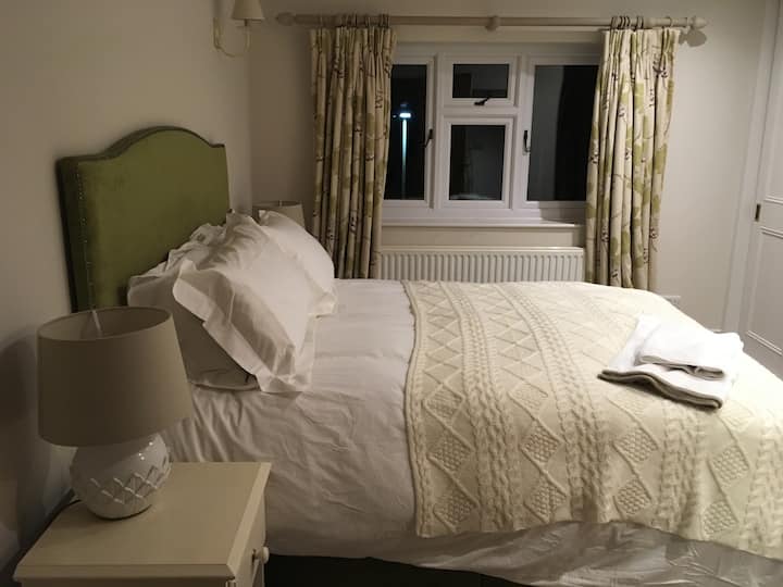 ห้องนอนใหญ่พร้อมอ่างล้างหน้า 