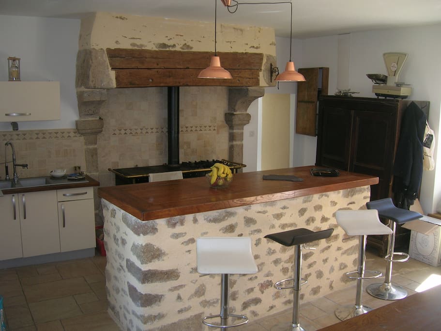 La cuisine et son piano de cuisson en arrière plan