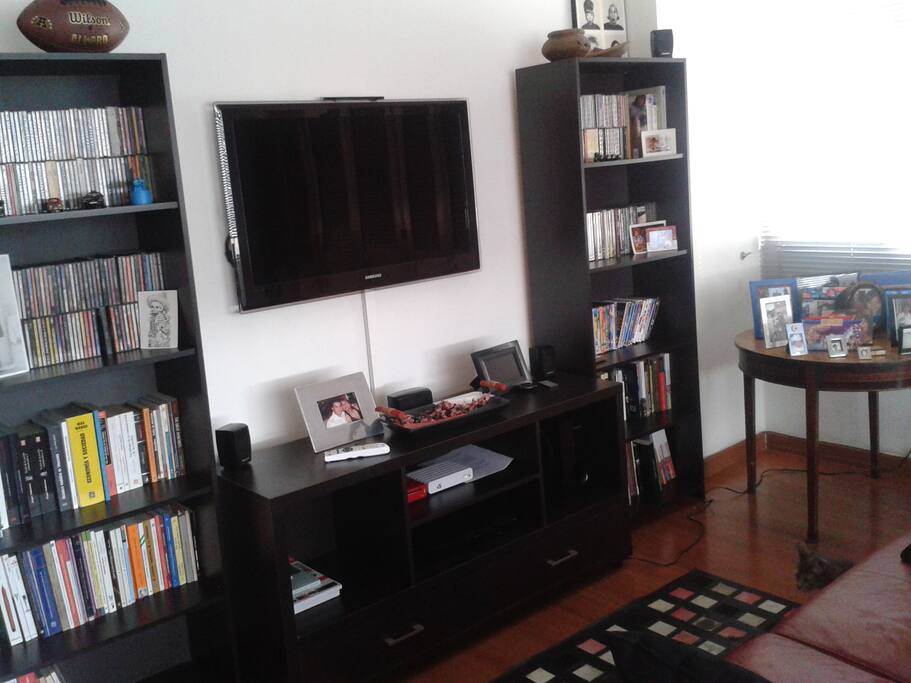 Estudio con TV pantalla plana
