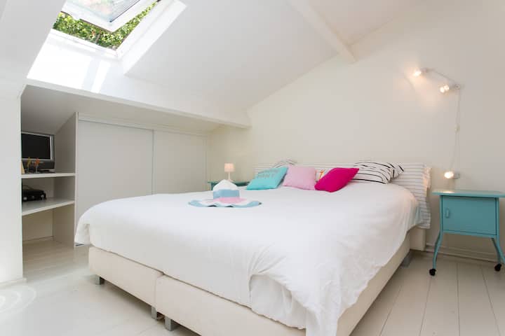 Dormitorio en el primer nivel con aire acondicionado. Dormitorio en el primer piso con aire acondicionado.