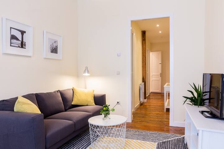 WONDERFUL OUTWARD-FACING FLAT IN THE TOWN CENTER! gallery image 3